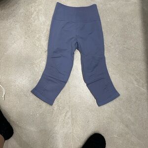 Lulu lemon capris size 2 in an off grey/purple color